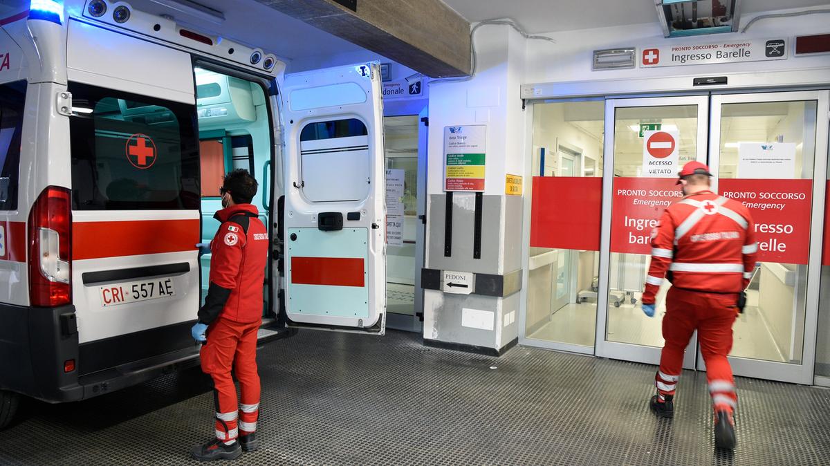 Tragedia a Catanzaro: madre si lancia dal balcone con i tre figli, due morti sul colpo e uno grave