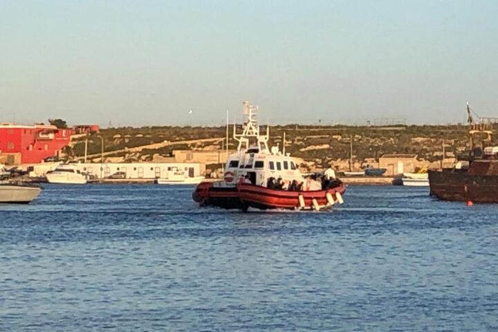 Tragedia a Lampedusa: 19 morti e 5 migranti in gravi condizioni, tra cui un bimbo