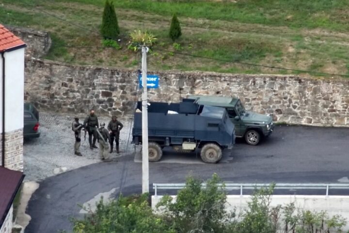 Tre uomini condannati a lungo termine per terrorismo per attacco armato in Kosovo
