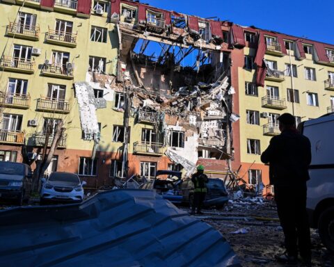 Tre vittime in un attacco russo con droni su Odessa, feriti 16 e danneggiamenti in infrastrutture