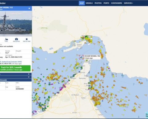 Trump annuncia la "bonifica" dello Stretto di Hormuz, l'Iran smentisce e minaccia