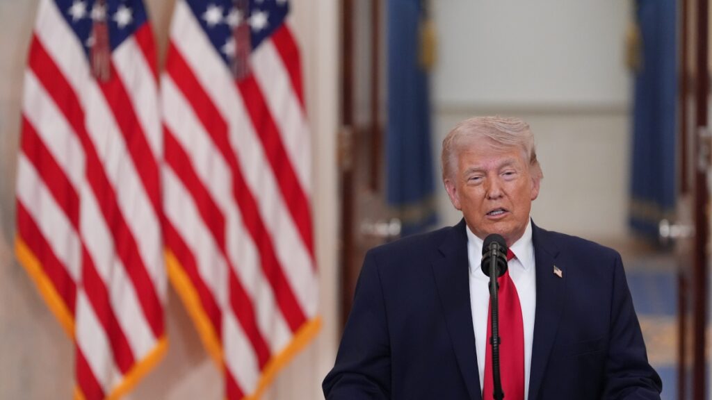 Trump annuncia nuove offensive contro l'Iran: "li colpiremo duramente per due o tre settimane"