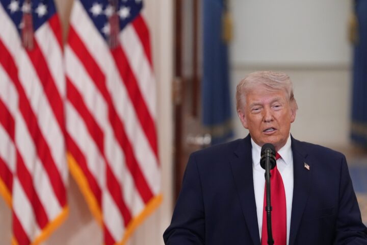 Trump annuncia nuove offensive contro l'Iran: "li colpiremo duramente per due o tre settimane"