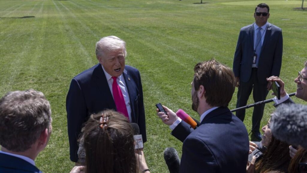 Trump annuncia riapertura dello stretto di Hormuz, ma il blocco navale Usa rimane in vigore