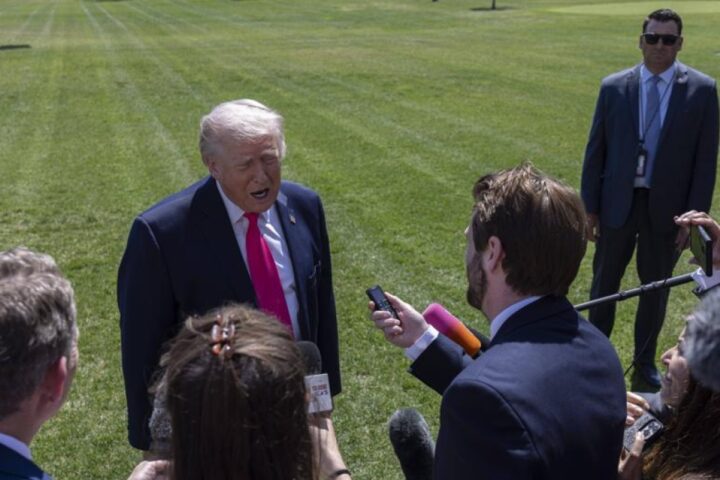 Trump annuncia riapertura dello stretto di Hormuz, ma il blocco navale Usa rimane in vigore