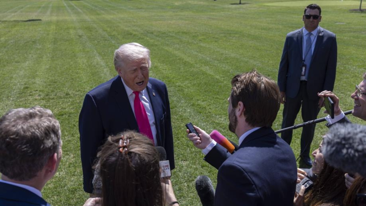 Trump annuncia riapertura dello stretto di Hormuz, ma il blocco navale Usa rimane in vigore