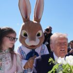 Trump e Melania accolti da un coniglio gigante alla Pasquetta della Casa Bianca