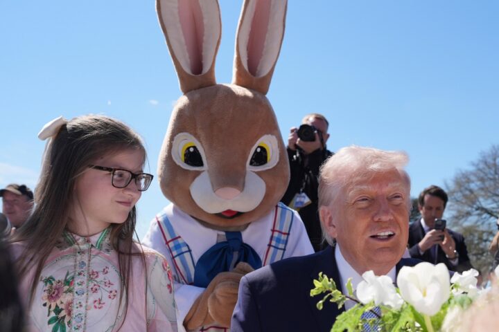Trump e Melania accolti da un coniglio gigante alla Pasquetta della Casa Bianca