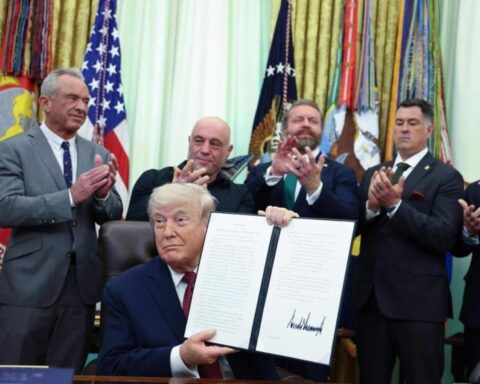 Trump in Arizona: promuove la ricerca sugli allucinogeni mentre affronta la crisi in Iran