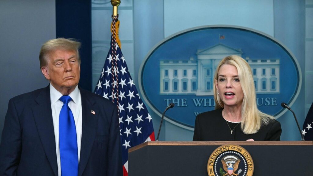 Trump licenzia Pam Bondi, ministra della giustizia, dopo critiche sulla gestione del caso Epstein