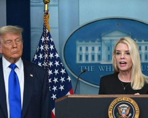 Trump licenzia Pam Bondi, ministra della giustizia, dopo critiche sulla gestione del caso Epstein