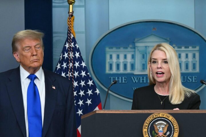 Trump licenzia Pam Bondi, ministra della giustizia, dopo critiche sulla gestione del caso Epstein