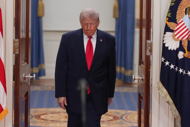 Trump perde consensi nei sondaggi: meno popolare di Biden dopo il dibattito disastroso