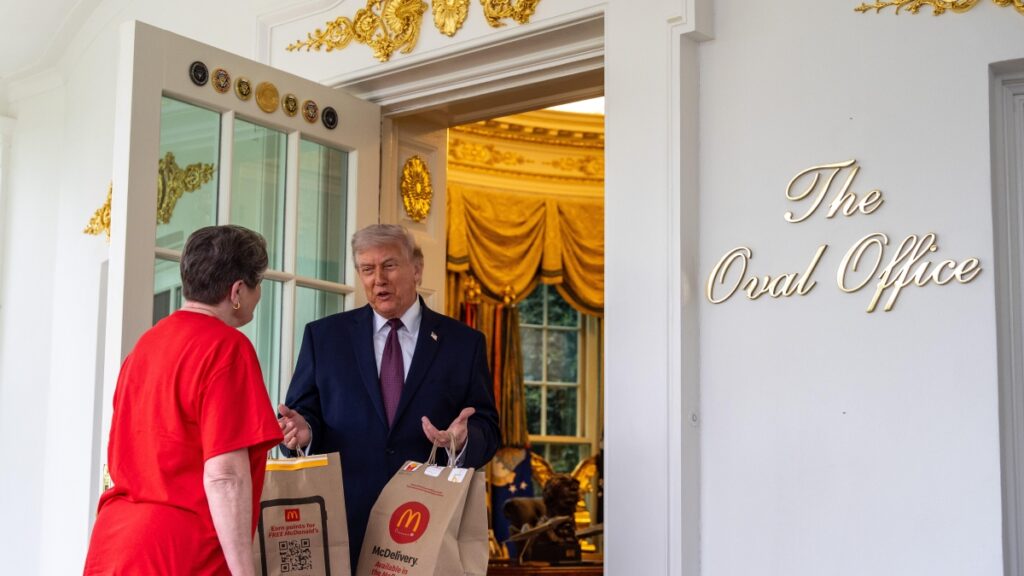 Trump riceve hamburger McDonald's nello Studio Ovale con la rider DoorDash
