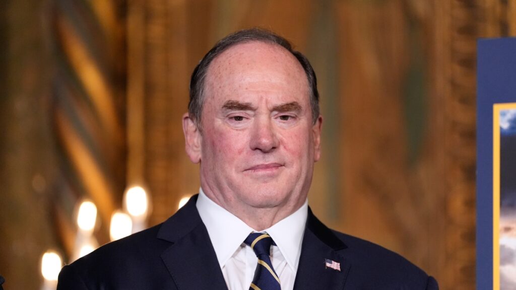 Trump rimuove John Phelan dalla Marina Usa dopo scontro con il capo del Pentagono