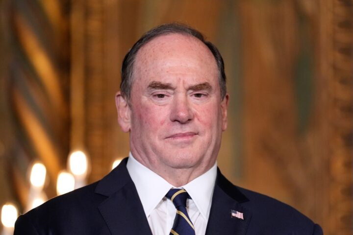 Trump rimuove John Phelan dalla Marina Usa dopo scontro con il capo del Pentagono