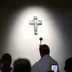 Trump si considera Gesù mentre un soldato israeliano distrugge una statua di Cristo in Libano