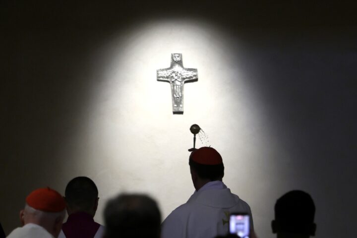 Trump si considera Gesù mentre un soldato israeliano distrugge una statua di Cristo in Libano