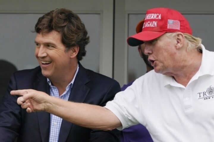 Tucker Carlson chiede scusa per aver sostenuto Trump: «Ho spinto le persone a votarlo»