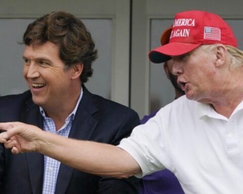 Tucker Carlson critica Trump sull'Iran: «È ora di dirgli no»