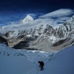 Un blocco di ghiaccio ferma la scalata all'Everest, guide in attesa di trovare una soluzione