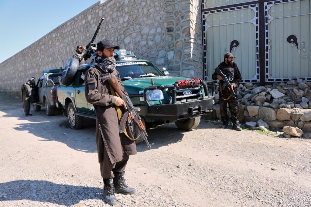 Un bombardamento pakistano colpisce un'università ad Asadabad, sette morti e 85 feriti