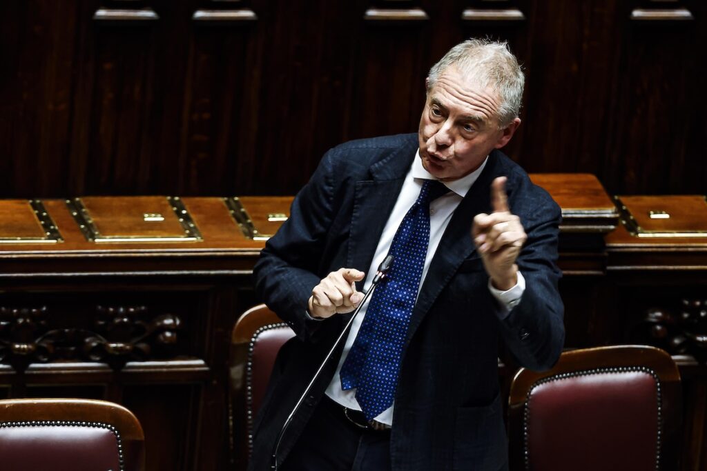 Urso annuncia 1,5 miliardi per Transizione 5.0 e armonizza rapporti con gli industriali