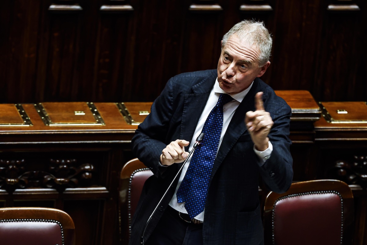 Urso annuncia 1,5 miliardi per Transizione 5.0 e armonizza rapporti con gli industriali