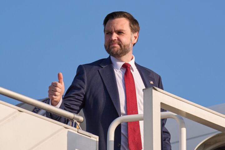 Vance commenta le critiche di Trump al Papa: «Il Vaticano dovrebbe concentrarsi sulle questioni morali»