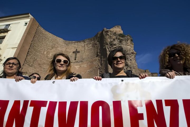 Violenza al centro di Milano: due turiste olandesi aggredite vicino a piazza Duomo