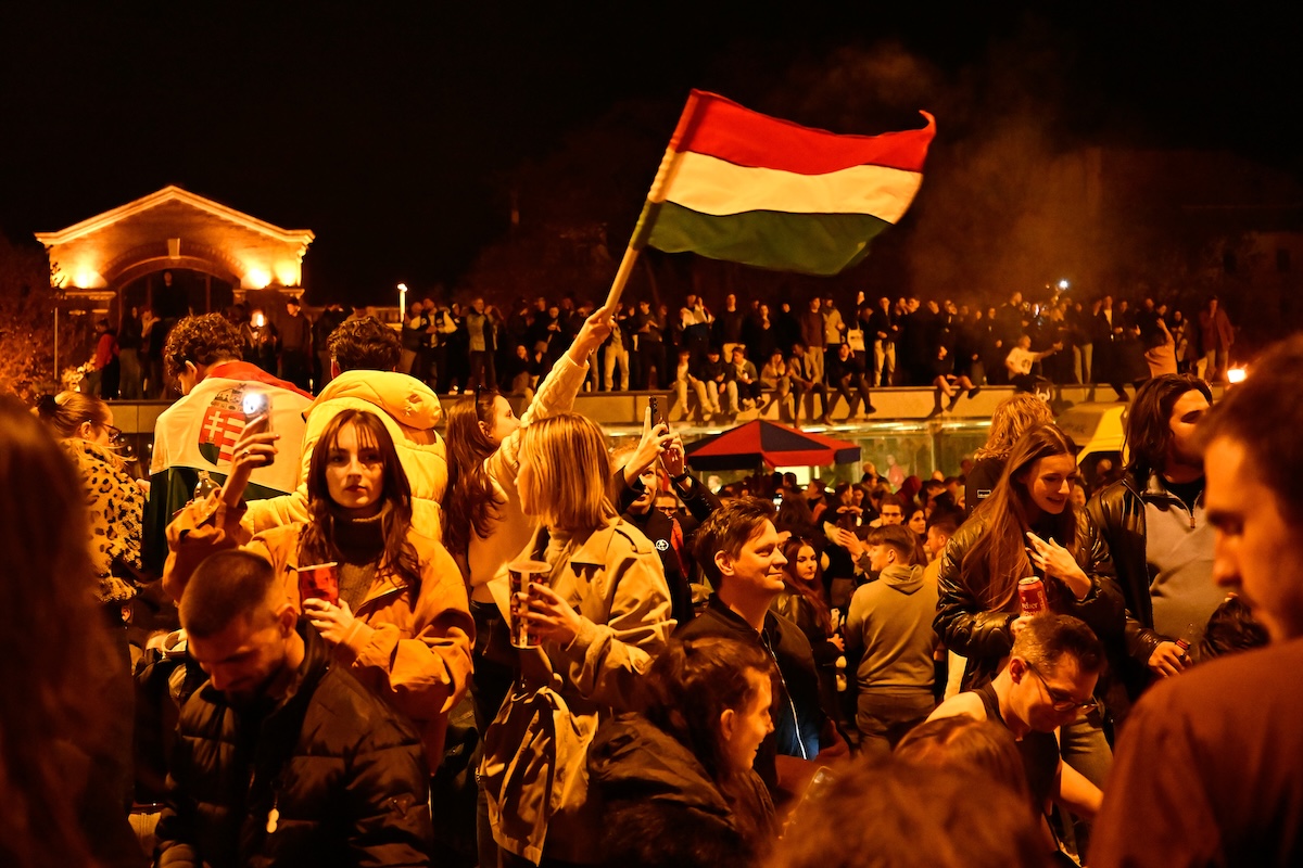 Vittoria storica dell'opposizione in Ungheria: Orbán sconfitto dopo 16 anni di governo