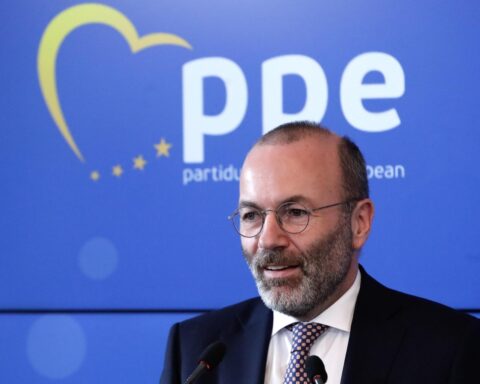 Weber (Ppe): «Amici degli Usa, ma sempre sovrani. Meloni ha difeso giustamente il Papa»