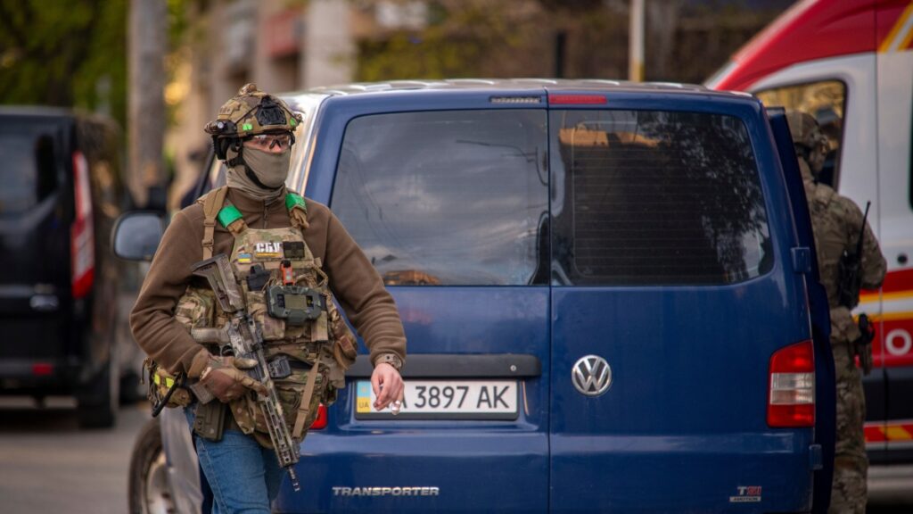 Zelensky denuncia l'allentamento delle sanzioni contro la Russia che alimenta la guerra