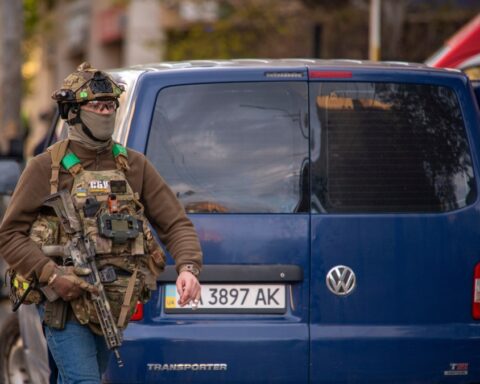 Zelensky denuncia l'allentamento delle sanzioni contro la Russia che alimenta la guerra