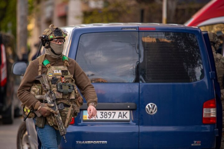 Zelensky denuncia l'allentamento delle sanzioni contro la Russia che alimenta la guerra