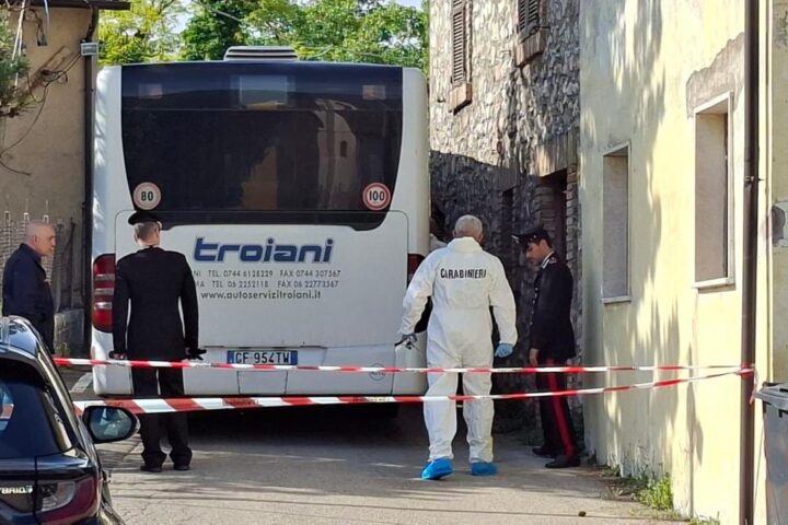 Aggredita a martellate a Terni, l’uomo in fuga dopo il reato denunciato e il braccialetto elettronico