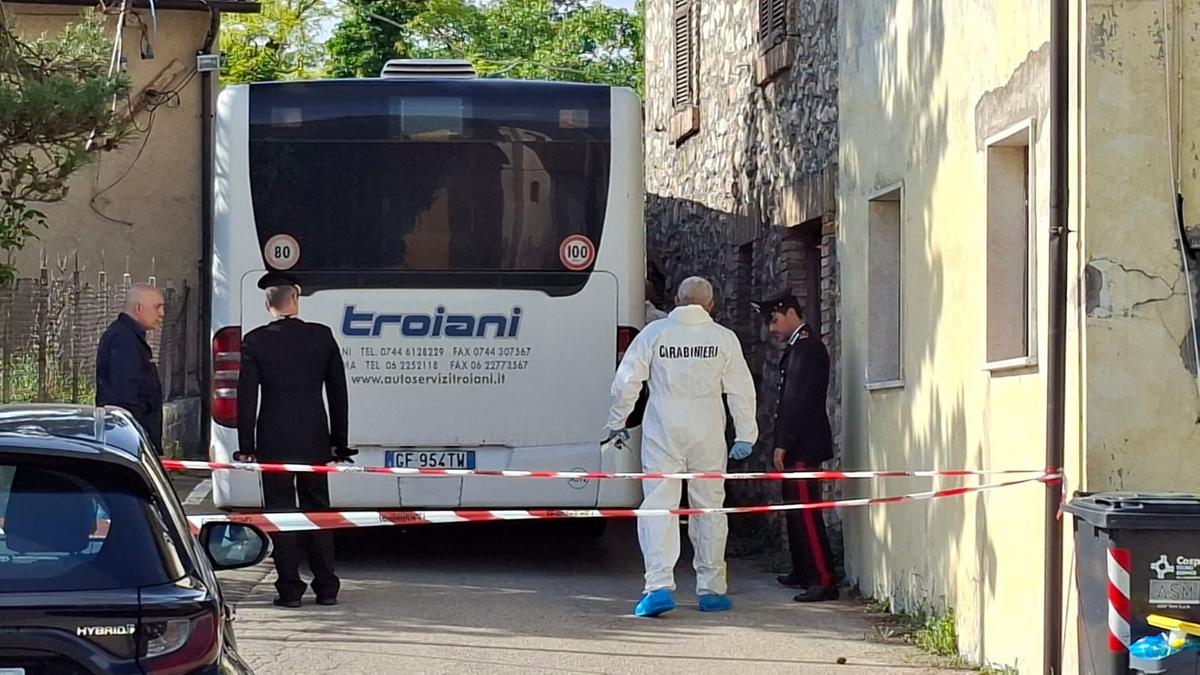 Aggredita a martellate a Terni, l’uomo in fuga dopo il reato denunciato e il braccialetto elettronico
