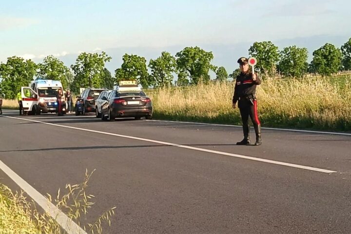 Aggressione a Castelgerundo: donna di 54 anni accoltellata mentre offre aiuto a un uomo