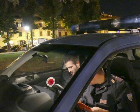 Aggressione a Prato: giovane accoltellato mentre difendeva una collega da molestie, gravissimo in ospedale