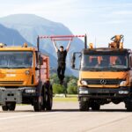 Alex Camera sfida i limiti: pull-up tra due camion in movimento a Osoppo