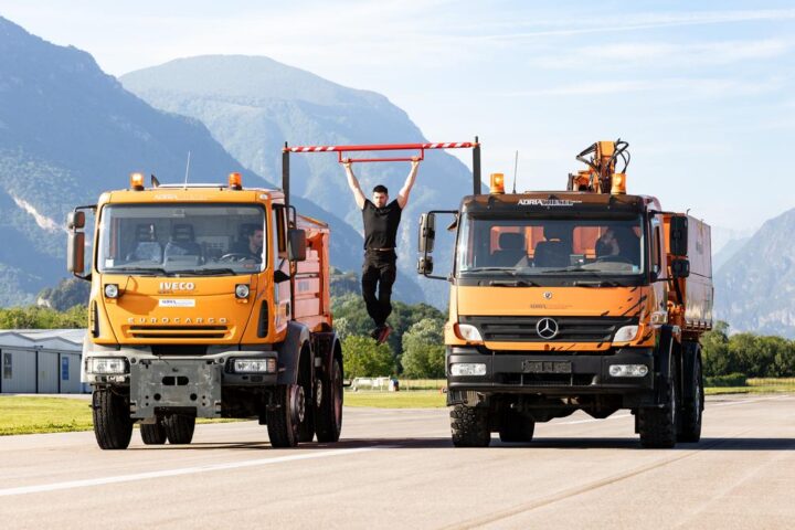 Alex Camera sfida i limiti: pull-up tra due camion in movimento a Osoppo
