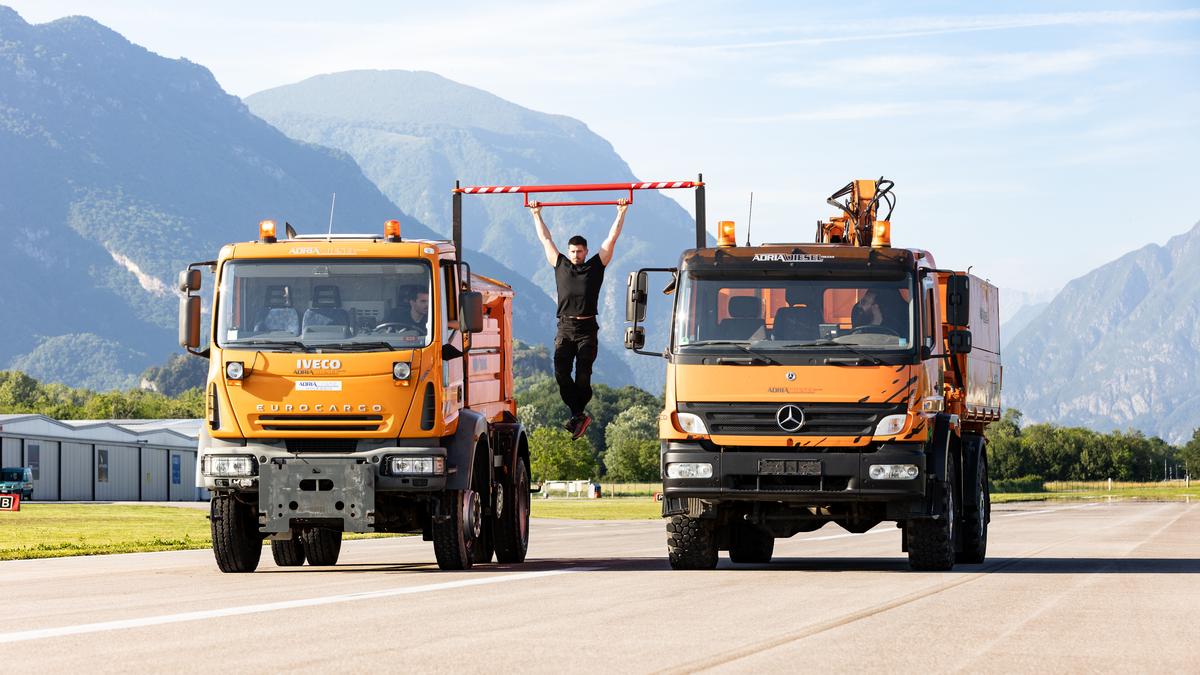 Alex Camera sfida i limiti: pull-up tra due camion in movimento a Osoppo