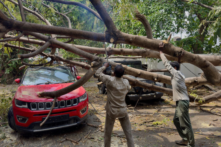 Almeno 111 morti in Uttar Pradesh, India, a causa di forti piogge e vento