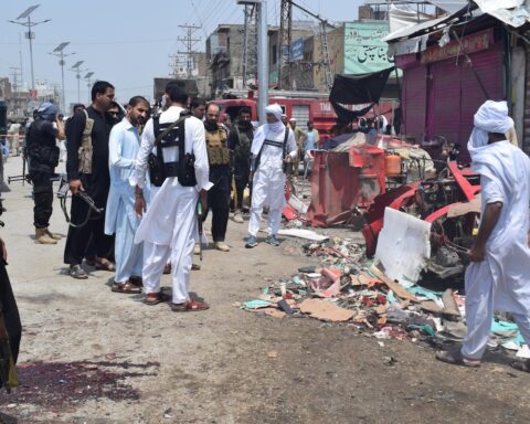 Almeno 9 morti e decine di feriti in un attentato a Lakki Marwat, Pakistan