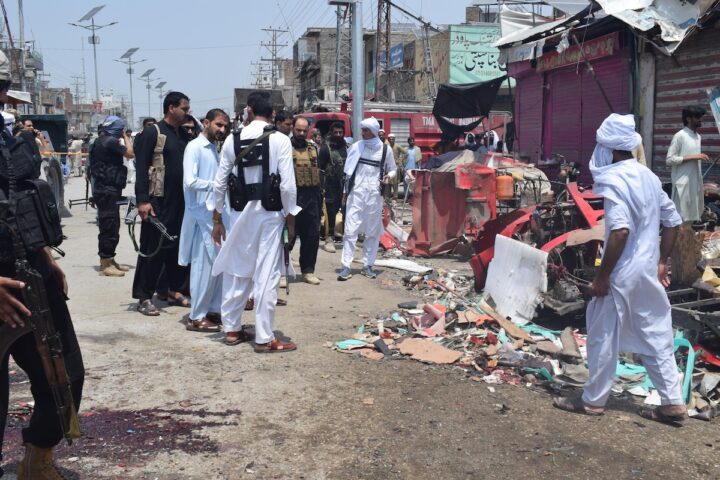 Almeno 9 morti e decine di feriti in un attentato a Lakki Marwat, Pakistan