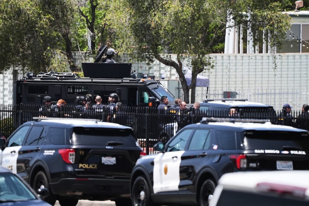 Attacco armato in un centro islamico a San Diego: tre vittime e sospetti trovati morti