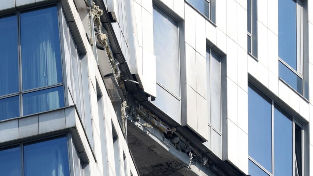 Attacco di droni a Mosca provoca tre morti: la risposta ucraina segna una nuova fase della guerra