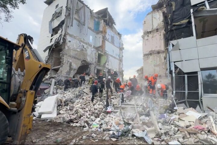 Attacco russo su Kiev: un morto e oltre 40 feriti, danni in diverse zone della città