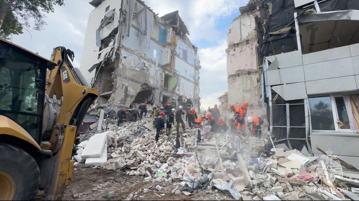 Attacco russo su Kiev: un morto e oltre 40 feriti, danni in diverse zone della città
