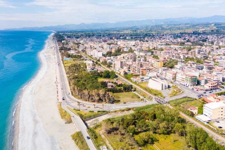 Bandiere blu 2026: Liguria guida il ranking, Puglia e Calabria seguono con nuovi riconoscimenti
